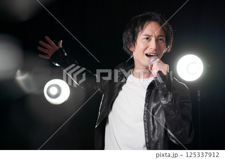 歌を歌うミュージシャン 歌を歌うミュージシャン 125337912