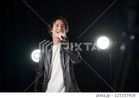 歌を歌うミュージシャン 125337916