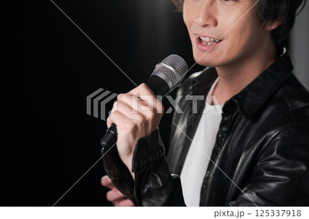 歌を歌うミュージシャン 125337918