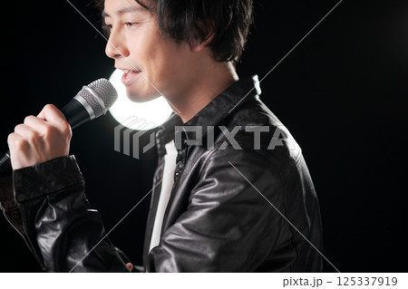 歌を歌うミュージシャン 歌を歌うミュージシャン 125337919