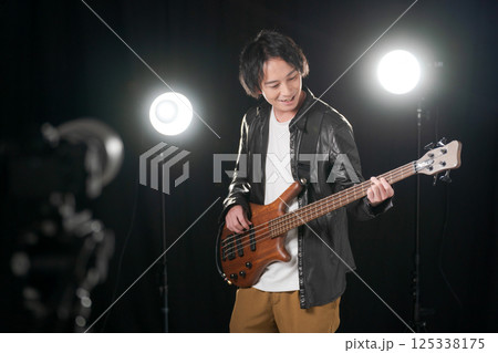楽器を弾くミュージシャン 楽器を弾くミュージシャン 125338175