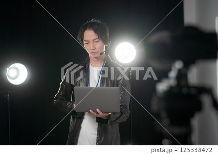 ステージで指示を出す男性 125338472