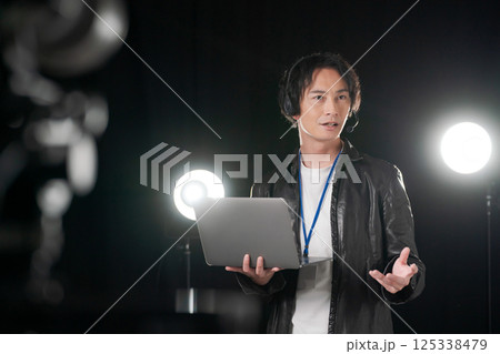 ステージで指示を出す男性 125338479