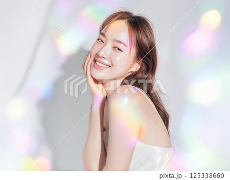 スキンケアをする日本人女性 スキンケアをする日本人女性 125338660