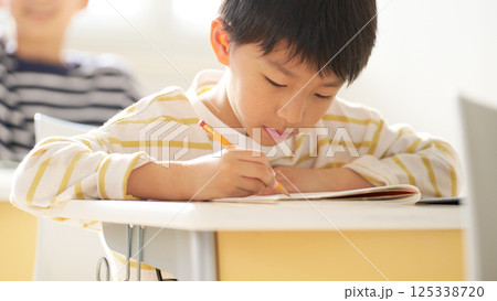 授業中に集中して学習する子ども 125338720
