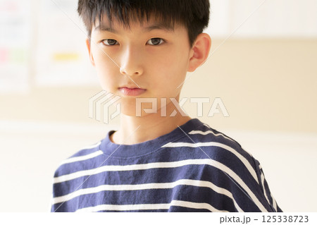 真剣な眼差しの少年｜高学年男子のポートレート 125338723