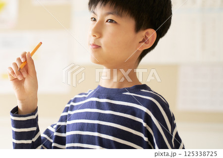 アイデアをひらめく瞬間|高学年男子のポートレート アイデアをひらめく瞬間|高学年男子のポートレート 125338725