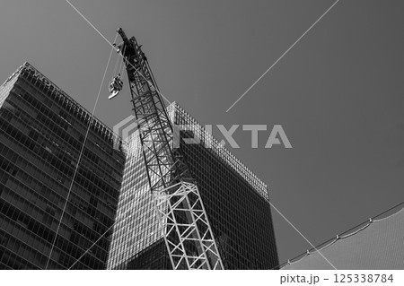 建設工事が続く東京八重洲 鍛冶橋周辺 2025.04　e-5 モノクロ 125338784