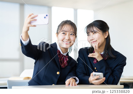 写真を撮る女子高生　撮影協力：学校法人電波学園　東京電子専門学校 125338820