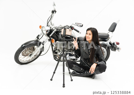 スマホカメラの前でピースするモトブロガー 125338884