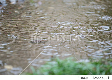 雨の日の水たまり 125338921