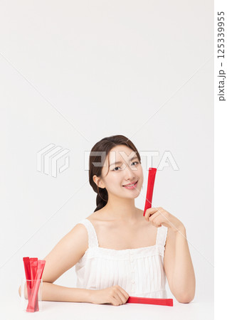 Portrait of young woman posing with health supplement products 125339955