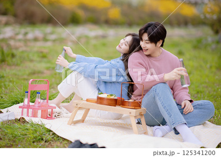 A couple enjoying a date while having a picnic in the park 125341200