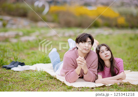 Portrait of a young man playing basketball in the park 125341218