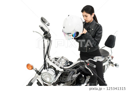 バイクに跨ってツーリングの安全を願ってヘルメットをかぶるバイク女子 125341315