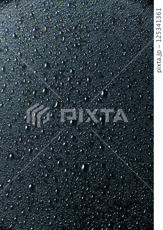 黒背景でガラスの上にある水滴 125341361