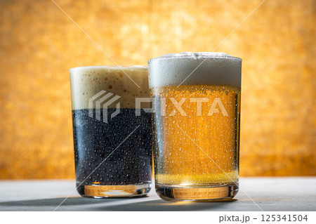グラスに注いだ冷えた美味しいビール 125341504