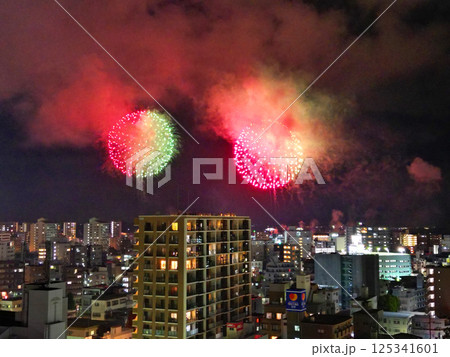 鹿児島市の夜空を焦がす錦江湾花火大会の空撮 125341601
