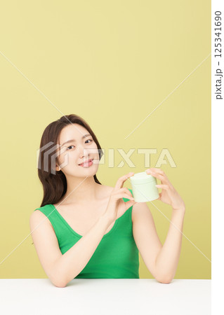 A pretty woman holding eco-friendly basic cosmetics 125341690