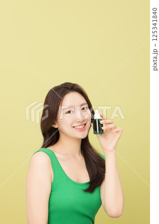 A pretty woman holding eco-friendly basic cosmetics A pretty woman holding eco-friendly basic cosmetics 125341840