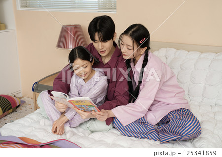 A family coloring together A family coloring together 125341859