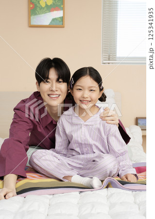 A family playing an LP 125341935