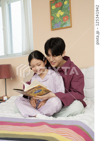 A family playing an LP A family playing an LP 125341942