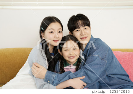 A family enjoying a game of chess together 125342016