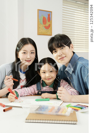 Portrait of a family lying in bed Portrait of a family lying in bed 125342094