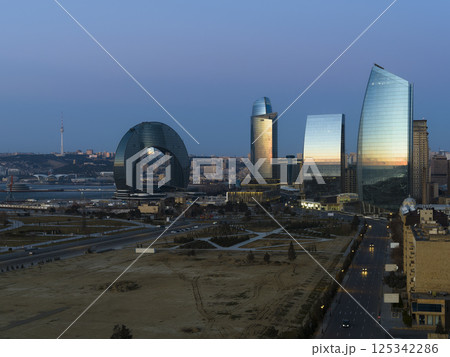 アゼルバイジャン・バクー中心部の高層ビル群 / Baku, Azerbaijan 125342286