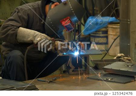 アーク溶接　溶接工の作業風景 125342476
