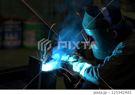 アーク溶接 溶接工の作業風景 アーク溶接 溶接工の作業風景 125342481