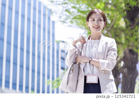 ビジネス オフィス街を歩く女性のポートレート ビジネス オフィス街を歩く女性のポートレート 125342721
