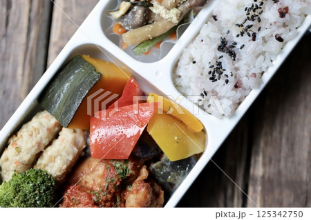 仕切り一体型弁当箱を使った手作り500カロリー弁当 仕切り一体型弁当箱を使った手作り500カロリー弁当 125342750