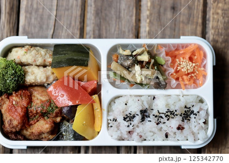 野菜たっぷり500カロリー以下のヘルシー手作り弁当 125342770