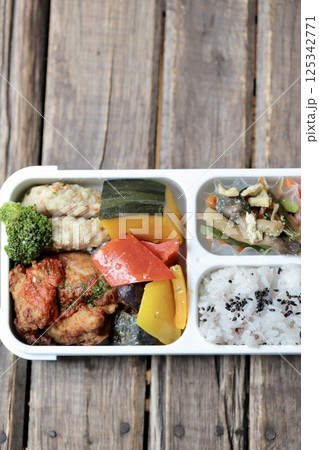 仕切り一体型弁当箱を使った手作り500カロリー弁当 仕切り一体型弁当箱を使った手作り500カロリー弁当 125342771