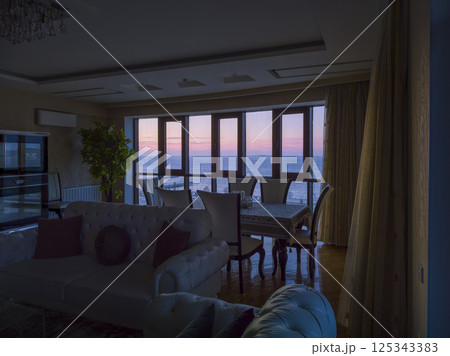 アゼルバイジャン・バクー 海沿いの部屋から望む夜明けのカスピ海 / Baku, Azerbaijan アゼルバイジャン・バクー 海沿いの部屋から望む夜明けのカスピ海 / Baku, Azerbaijan 125343383