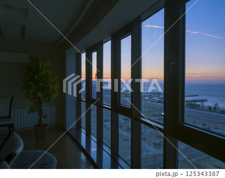 アゼルバイジャン・カスピ海沿いのアパートから望む夜明けのバクー / Baku, Azerbaijan 125343387