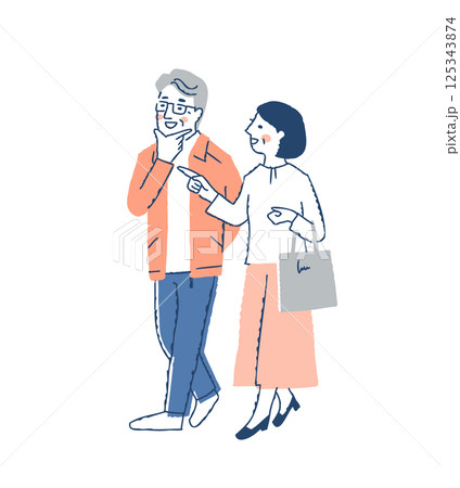 並んで歩いている笑顔のミドル・シニアカップル 125343874