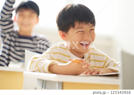 教室で笑顔を見せる小学生の男の子 教室で笑顔を見せる小学生の男の子 125343938