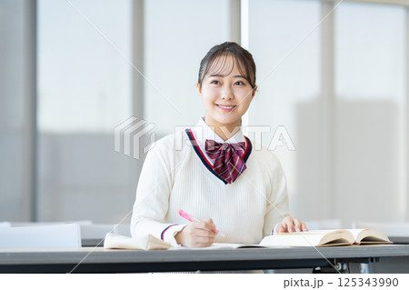 塾で勉強する女子高生 撮影協力:学校法人電波学園 東京電子専門学校 塾で勉強する女子高生 撮影協力:学校法人電波学園 東京電子専門学校 125343990