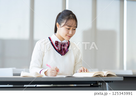 塾で勉強する女子高生 撮影協力:学校法人電波学園 東京電子専門学校 塾で勉強する女子高生 撮影協力:学校法人電波学園 東京電子専門学校 125343991