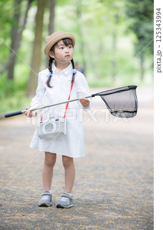 虫を捕まえる大作成　女の子の夏休み 125343994