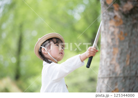 虫むし大作戦! 虫網で森の中で虫を捕まえる、女の子の夏休み 虫むし大作戦! 虫網で森の中で虫を捕まえる、女の子の夏休み 125344000