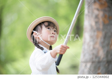 虫むし大作戦！　虫網で森の中で虫を捕まえる、女の子の夏休み 125344002