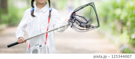 虫を捕まえる大作成　虫網で森の中で虫を捕まえようとする女の子の夏休みバナー 125344007