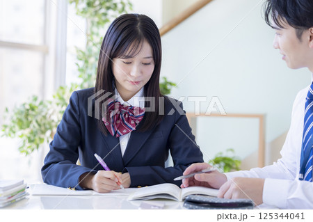 塾で勉強する高校生と講師 塾で勉強する高校生と講師 125344041