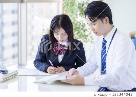 塾で勉強する高校生と講師 塾で勉強する高校生と講師 125344042