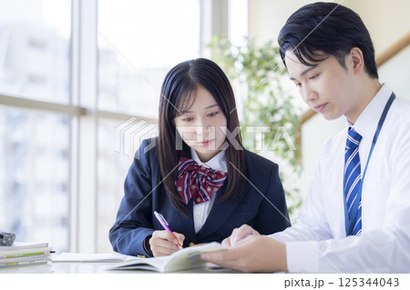 塾で勉強する高校生と講師 塾で勉強する高校生と講師 125344043