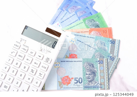 マレーシアの通貨、リンギット(MYR)の紙幣と電卓 マレーシアの通貨、リンギット(MYR)の紙幣と電卓 125344049